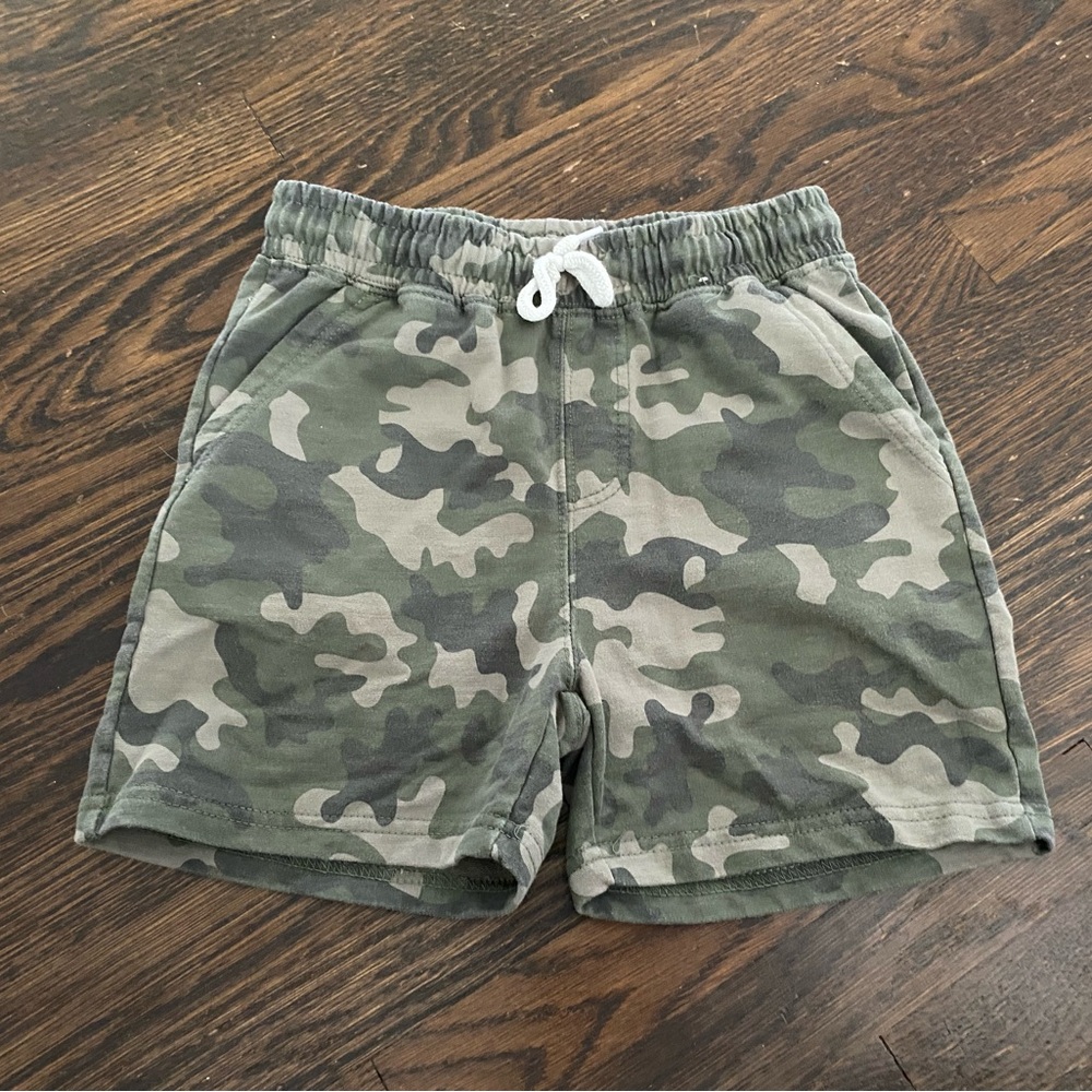 Cotton on KIDS camo short pants size 8